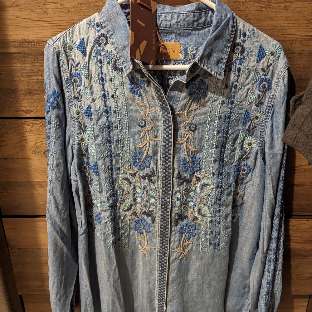 Sundance Embroidered Top NWT